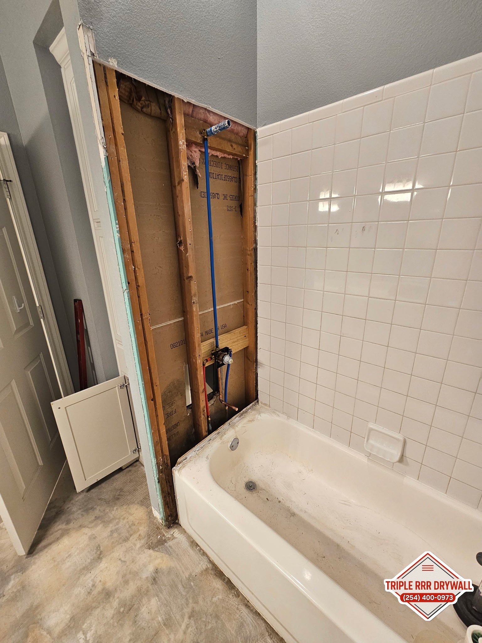 Water damage beside bathtub wall before Waco bathroom repair by Triple RRR Drywall